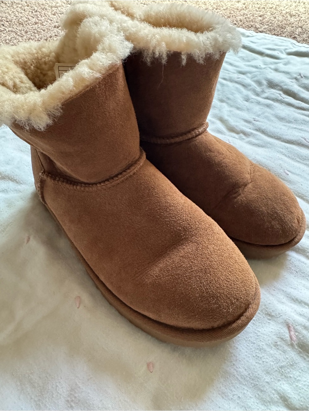 UGG Bailey Bow II Chestnut Sheepskin Boots Women’s Size 6 - Picture 2 of 7